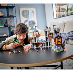 LEGO Creator 3’ü 1 Arada Ortaçağ Kalesi 31120 - Yaratıcı Çocuklar için Hendekli ve Köprülü Kale Oyuncak Yapım Seti(1426 Parça)