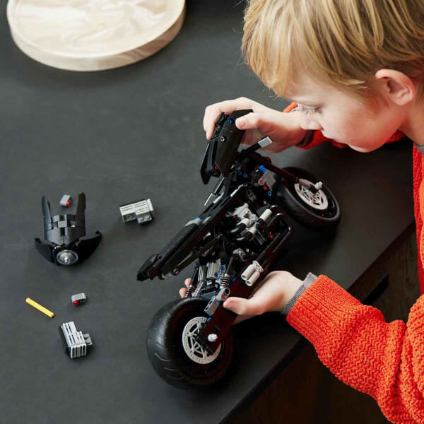 LEGO® Technic BATMAN - BATCYCLE™ 42155 - 9 Yaş ve Üzeri Çocuklar için Batman’in Motosikletinin Modelini İçeren Yaratıcı Oyuncak Yapım Seti (641 Parça)